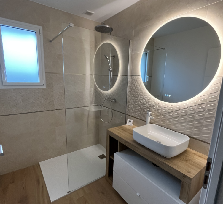 Photo d'une salle de bain avec douche italienne et évier neuf
