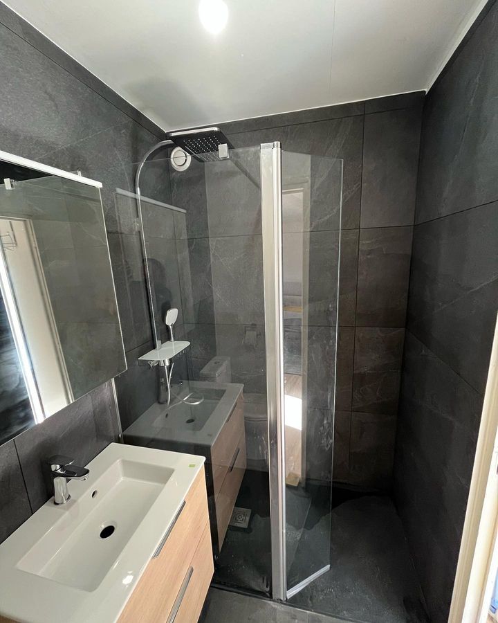 Salle de bain rénové et moderne