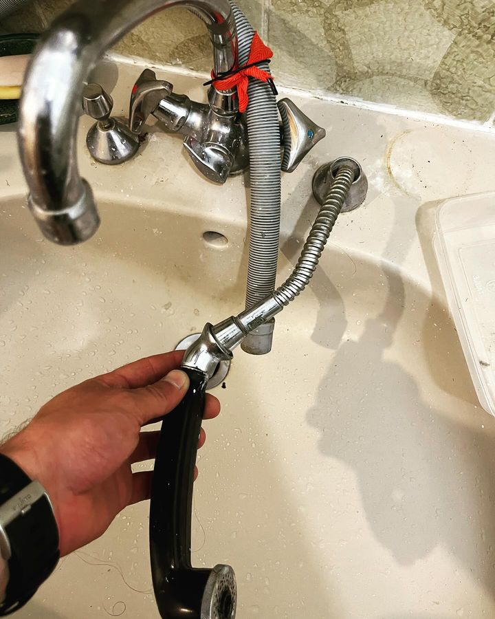 Lavabo en cours de démontage de douchette