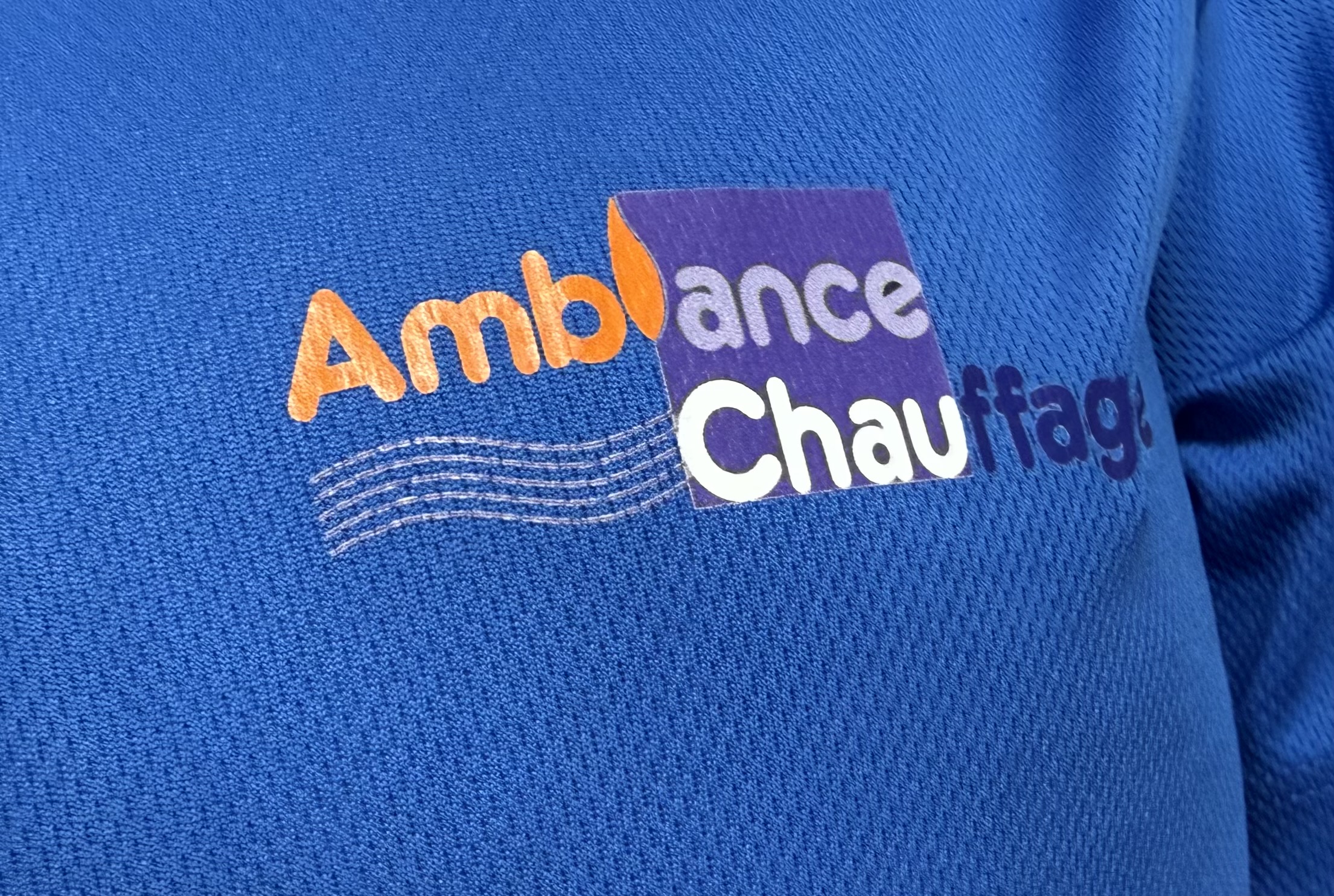 Logo Ambiance Chauffage sur un t-shirt