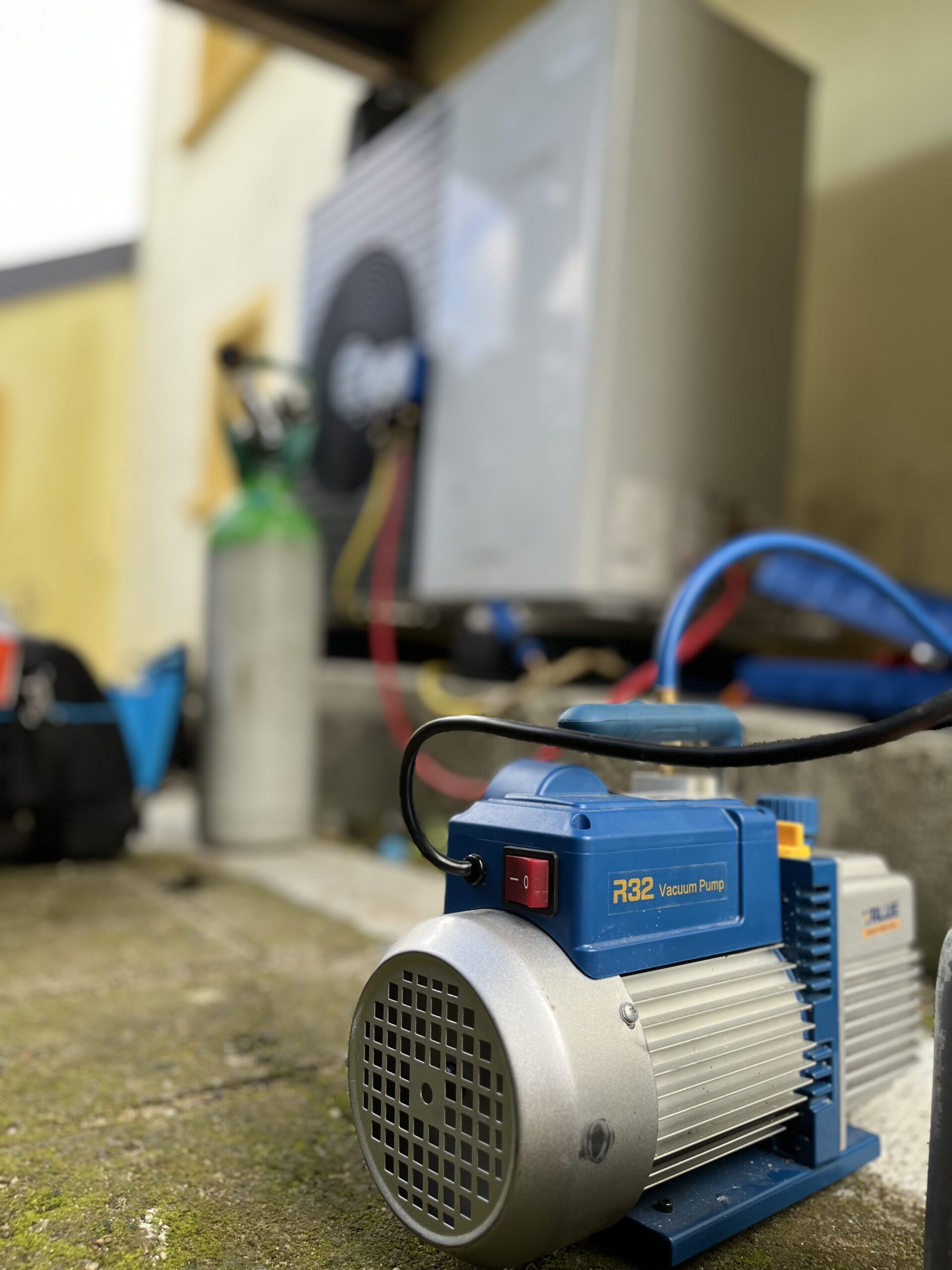 Installation d'une pompe à chaleur, vue sur un compresseur utilisé lors de l'installation.