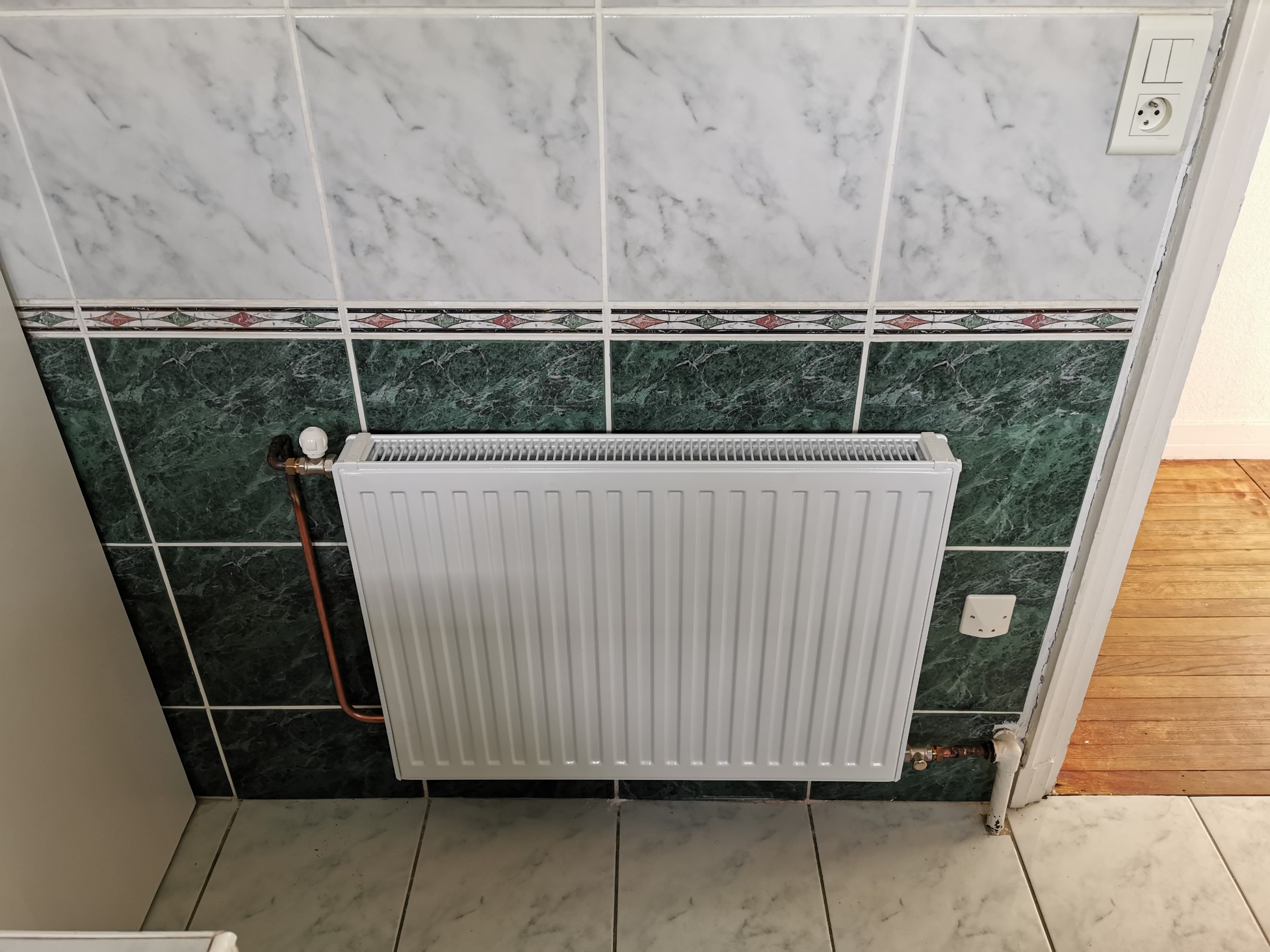 Radiateur dans une salle de bain